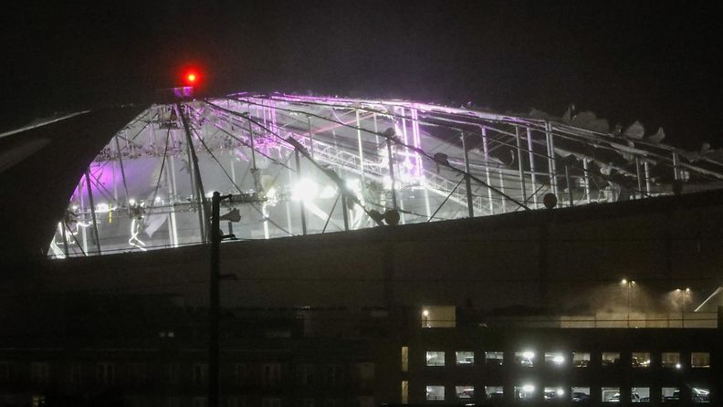 Tropicana Field -stadionin katto irtosi tuulessa. 