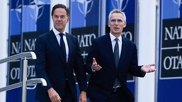 Naton pääsihteeri Mark Rutte ja edellinen pääsihteeri Jens Stoltenberg 1. lokakuuta.