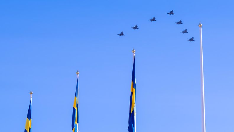 Ruotsin Gripen-hävittäjiä ja Ruotsin lippuja Tukholmassa maaliskuussa 2024.