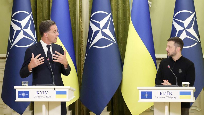 Naton pääsihteeri Mark Rutte ja Ukrainan presidentti Volodymyr Zelenskyi Kiovassa 3. lokakuuta.