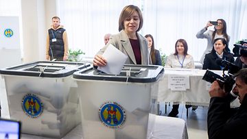 Moldovan presidentti Maia Sandu äänestämässä sunnuntaina.