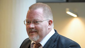 AOP Johan Bäckman Helsingin käräjäoikeudessa syytettynä törkeästä kunnianloukkauksesta vuonna 2018.