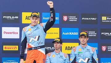 Ott Tänak (vas.) tuuletti Keski-Euroopan MM-rallissa voittoa? Onko Japanissa Thierry Neuvillen (oik.) ja hänen kartturinsa Martijn Wydaeghen vuoro?