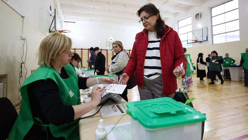 LK 26.10.2024 Georgialaiset äänestävät maan parlamenttivaaleissa äänestyspaikalla Tbilisissä 26. lokakuuta 2024.