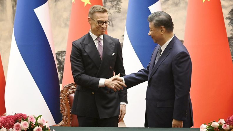 LK 29.10.2024 Suomen presidentti Alexander Stubb (vas.) ja Kiinan presidentti Xi Jinping kättelevät toisiaan allekirjoitustilaisuudessa lehdistökonferenssisalissa Pekingissä 29. lokakuuta 2024.