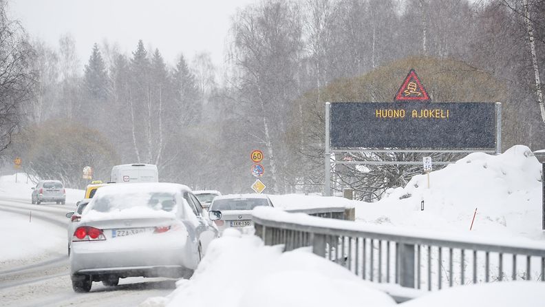 Liikennettä nelostiellä Oulussa