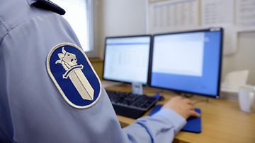 Poliisi tietokoneella Helsingissä toukokuussa 2014.