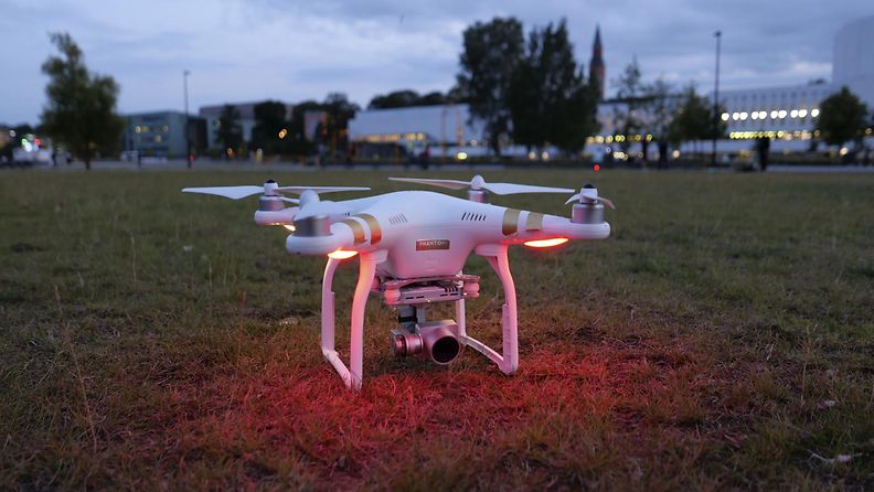 Tilapäisellä lentokieltoalueella lentänyt drone laskeutuneena nurmikolle Töölönlahden puistossa Helsingissä 29. elokuuta 2019.