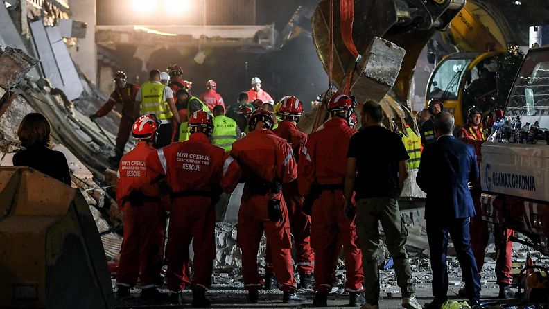 LK 2.11.2024 Pelastusryhmät työskentelevät paikalla, jossa juna-aseman betoninen ulkokatto romahti Novi Sadin kaupungissa Pohjois-Serbiassa 1. marraskuuta 2024.