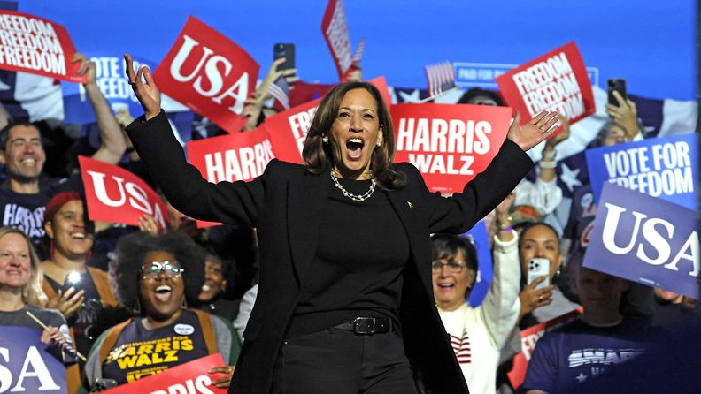 Kamala Harris Pittsburghin lähellä Pennsylvaniassa maanantaina 4. marraskuuta.