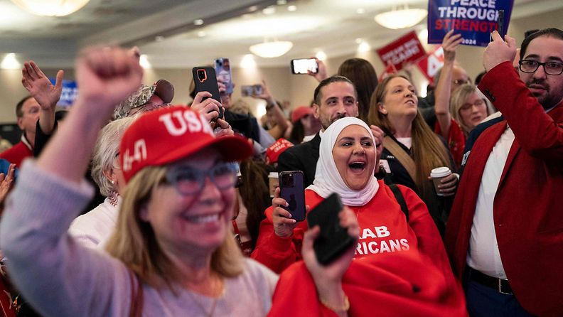 LK 6.11.2024 Rola Makki hurrasi muiden kannattajien kanssa kuultuaan, että republikaanien presidenttiehdokas, entinen presidentti Donald Trump oli päässyt johtoon Michiganissa.