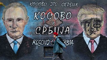 LK 6.11.2024 Venäjän presidentistä Vladimir Putinista (vas.) ja Yhdysvaltain presidentiksi valitusta Donald Trumpista maalattu muraali Belgradissa Serbiassa 6. marraskuuta.