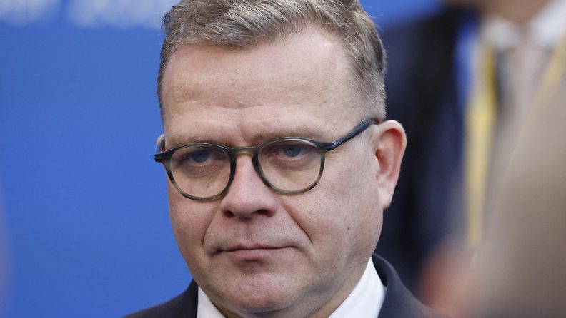 LK 071124 Pääministeri Petteri Orpo vastaamassa toimittajien kysymyksiin Euroopan poliittisen yhteisön kokouksessa