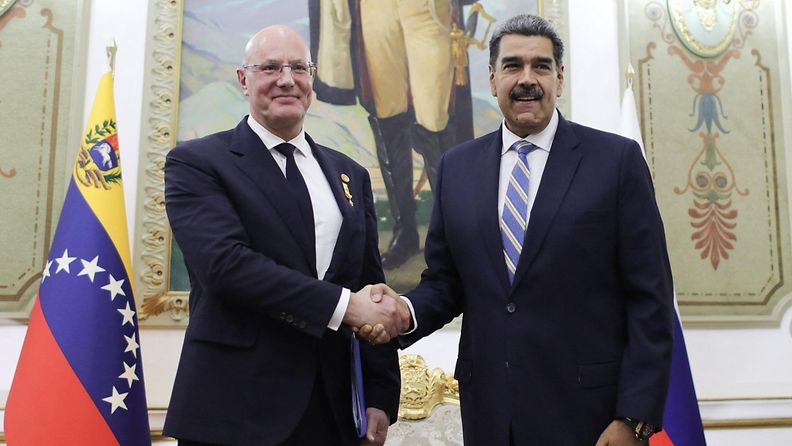 Venezuelan presidentti Nicolas Maduro (oik.) kättelee Venäjän varapääministeriä Dmitri Tshernishenkoa Caracasissa 7. marraskuuta 2024.