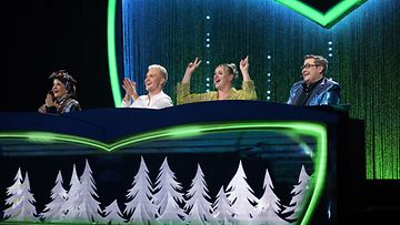 masked_singer_suomi_s6_eps11_015_maria_veitola_benjamin_peltonen_jenni_poikelus_janne_kataja_kuvaaja_saku_tiainen