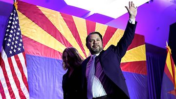 LK 12.11.2024 Arizonan demokraattien senaattiehdokas Ruben Gallego poistui lavalta vaimonsa Sydneyn kanssa puhuttuaan Arizonan demokraattien vaalitilaisuudessa 5. marraskuuta 2024 Phoenixissa Arizonassa.