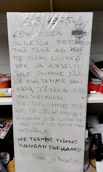 Seinärakenteen taakse piilotetun viestin kirjoittajiksi on mainittu Manu Luukkonen ja Anselmi Sale. 