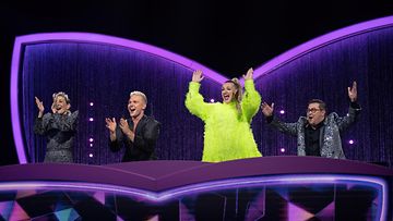 masked_singer_suomi_s6_eps12_047_maria_veitola_benjamin_peltonen_jenni_poikelus_janne_kataja_kuvaaja_saku_tiainen