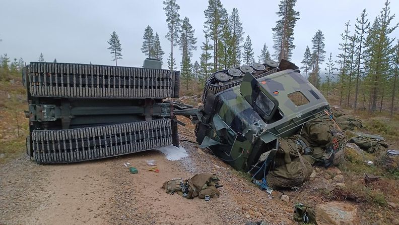 Ivalon turma varusmiehet poliisin kuvaa telakuorma-auto