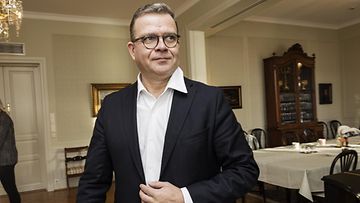 LK 1711 Pääministeri Petteri Orpo (kok.) ennen Ylen pääministerin haastattelutunnin suoraa lähetystä virka-asunnolla Kesärannassa Helsingissä 17. marraskuuta 2024.