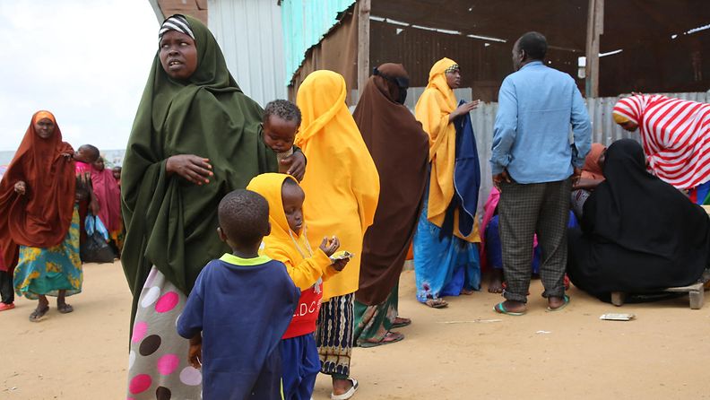 AOP Kansalaisia maansisäisten pakolaisten leirillä Somalian pääkaupungissa Mogadishussa 11. elokuuta 2024. Somalian kuivuus ja konflikti huonontavat somalialaisten elinoloja.