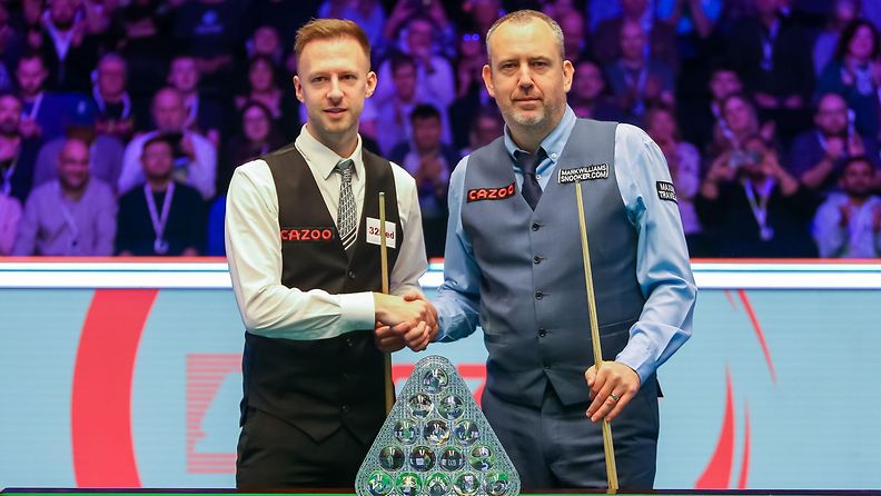 Judd Trump (vas.) ja Mark Williams, kahden eri snookersukupolven lyöntitaiturit. 