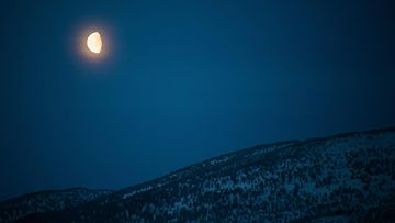 LK 24.11.2024 Kuu näkyi arktisen erämaan yllä Utsjoen lähellä 25. marraskuuta 2021.