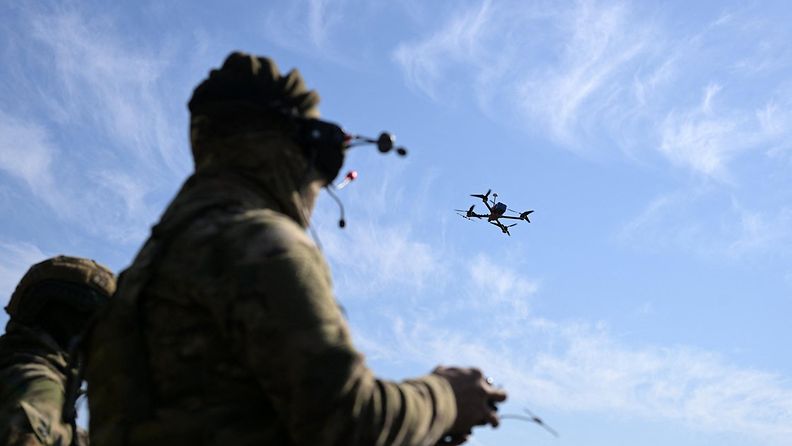 Venäläinen sotilas ja drone Donetskin alueella Ukrainassa lokakuussa. Kuvituskuva.