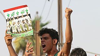 Irakilaisia juhlimassa voittoa Etelä-Koreasta jalkapallon Aasian mestaruuskisoissa 2007. Kuva: GETTY.