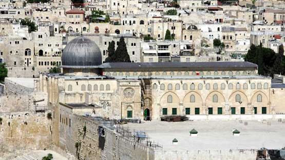 Vanhoja rakennuksia ja itkumuuria Jerusalemissa.
