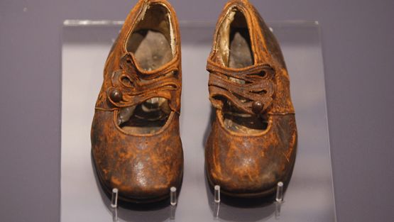 Titanicista löydetyt lapsen kengät.