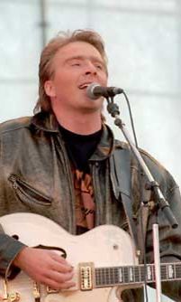 Joel Hallikainen esiintyi vuonna 1995 Puhdas elämä lapselle -hyväntekeväisyyskonsertissa.