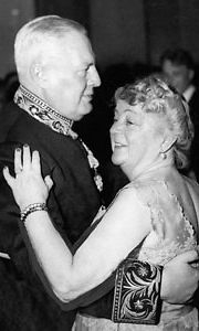 Hollannin lähettiläs Jan Thordor van der Vlugt ja rouva Alli Paasikivi vuonna 1953.