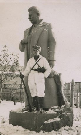 Myös tavallinen korpisoturi pääsi joskus jalustalle. Stalinin patsaat olivat tyypillisiä rintamahuumorin kohteita.