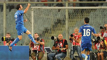 Giampaolo Pazzini tulettaa maalia, joka vei Italian EM-kisoihin. 