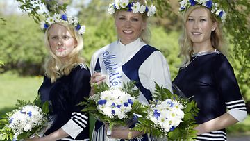 Vuoden 2003 Maitotyttö Paula-Maiju Riikkinen (kesk.), 2.perintöprinsessa Milla Puurula (vas.) ja 1. perintöprinsessa Terhi Pirilä. 