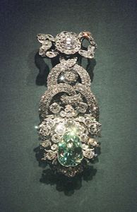 Dresdenin vihreä timantti on maailman suurin laatuan, ja sen sanotaan olevan Hope-timantin sisarkivi.