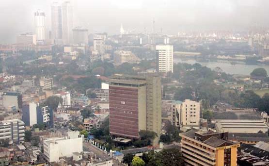 Pääkaupunki Colombo aamusumussa.