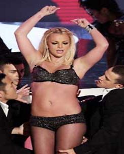 Britney Spearsin esiintymisasussa ei ole enää mistä vähentää.