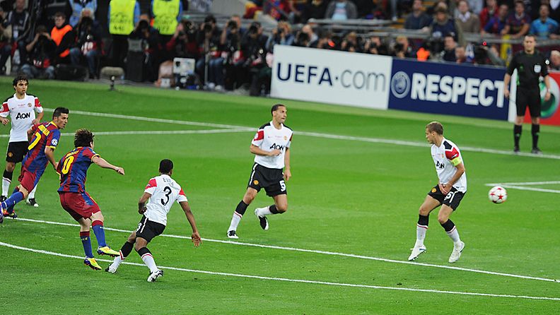 Lionel Messi ampuu 2-1-voittomaalin Manchester Unitedia vastaan.