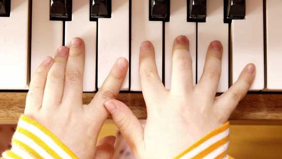 Pianovirtuoosi lumoaa yleisön taidoillaan.