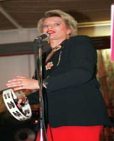 Arja Sipola esiintymässä vuonna 1997.