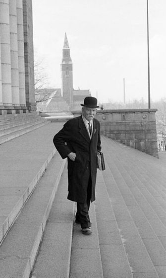 Matti Klemettilä vuonna 1958 Eduskuntatalo portailla.