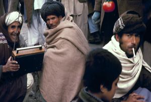 Afgaanimiehet kuuntelevat radiota Kabulissa vuonna 1980.