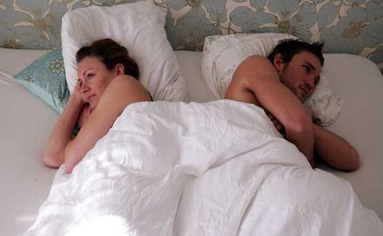 Kalevi nukkuu vaimonsa kanssa eri huoneissa. Kuvan henkilöt eivät liity tapaukseen.