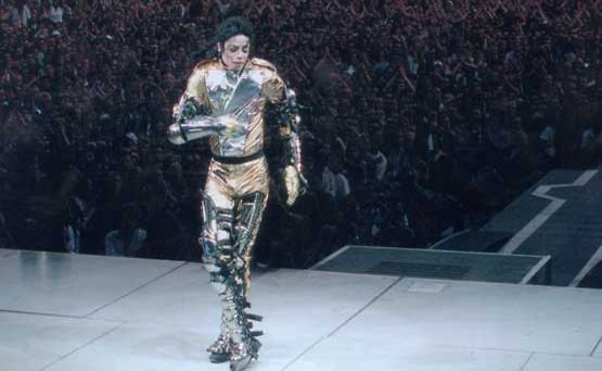 Michael Jackson on yhä popin kuningas myös tulojensa suhteen.