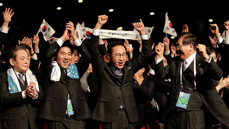 Etelä-Korean presidentti Lee Myung-bak riemuitsee Pyeongchangin valinnasta muun hakudelegaation mukana. 