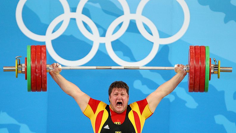 Painonnostossa Saksan Matthias Steiner voitti yli 105-kiloisten sarjan olympiakultaa. Peking, 2008.