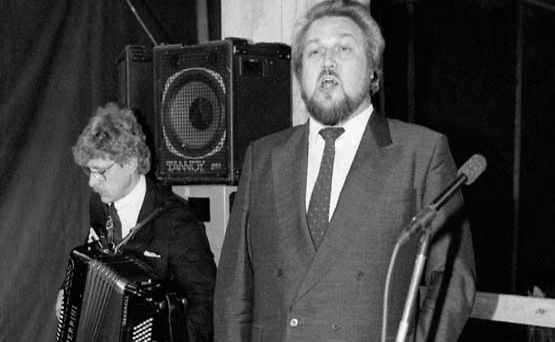 Jaakko Ryhänen ja Seppo Hovi esiintymässä Oopperatalon harjannostajaisissa vuonna 1990.