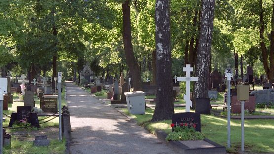 Hietaniemen hautausmaa on nykyään myös suosittu ulkoilualue.